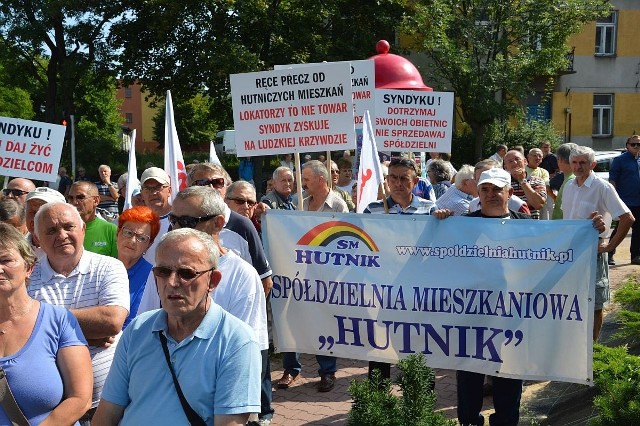 Przed kancelarią syndyka mieszkańcy spółdzielni "Hutnik" protestowali we wrześniu.