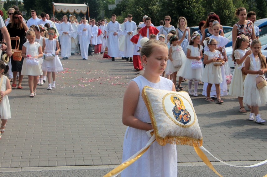 Po mszy świętej ulicami osiedla Strzemięcin ruszyła procesja...