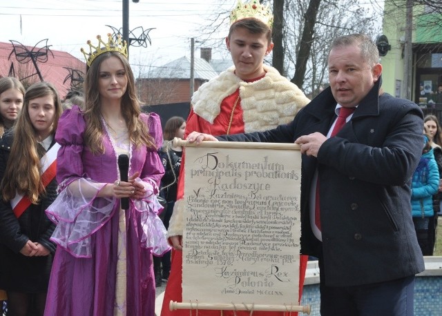 Król czyli Karol Dębski i królowa - Ada Sadowska wręczyli przygotowany przez Barbarę Tkacz akt nadania Radoszycom praw miejskich wójtowi Michałowi Pękali. 