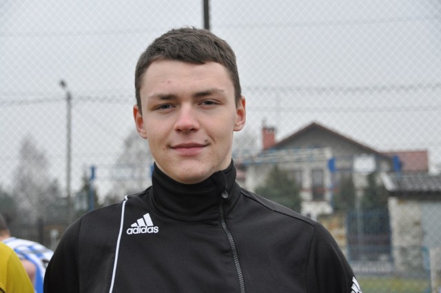 Bramkarz Szydłowianki Eryk Kołodziejski ma 19 lat, czeka go kosztowna operacja wiązadeł krzyżowych w kolanie.