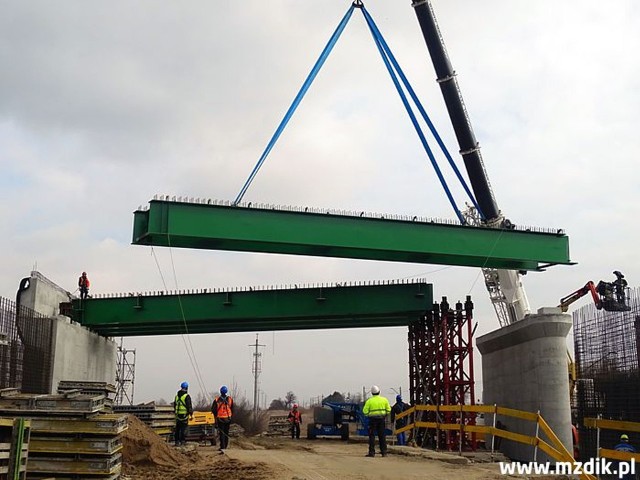 Stalowe belki, które będą podstawą płyty głównej wiaduktu są instalowane między podporami. Do końca marca wszystkie mają być już ułożone.