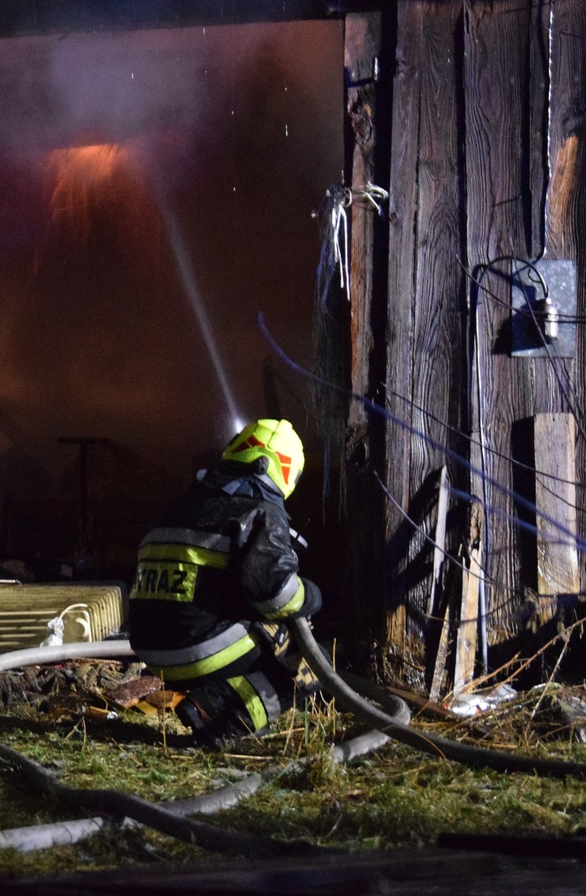 Myszyniec. Pożar stodoły w Myszyńcu. Akcja gaśnicza trwała cztery godziny [ZDJĘCIA]