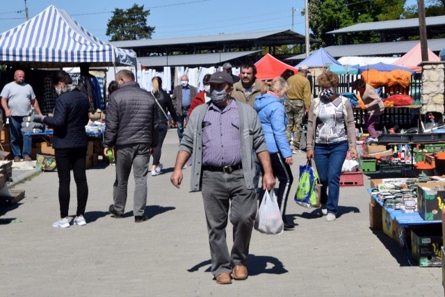 Tradycyjny czwartkowy targ w Chmielniku przyciągnął tłumy ludzi. Miejski plac targowy był pełen a najlepiej schodziły rośliny, co nie dziwi - to już ostatni czas na zadbanie o nasze ogrody. Duży ruch był też na stoiskach z owocami i warzywami a także ubraniami. Jak zwykle pojawili się klienci z całej okolicy - południowych gmin powiatu kieleckiego a także z sąsiadujących z Chmielnikiem gmin powiatów buskiego i pińczowskiego.   Zobaczcie jak wyglądał handel na targu w Chmielniku w czwartek 21 maja  