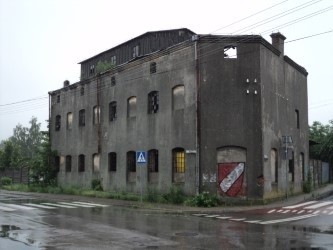 Budynek dawnego młyna przy ul. Żeromskiego w Tuszynie niszczeje. Czy stanowi zagrożenie?