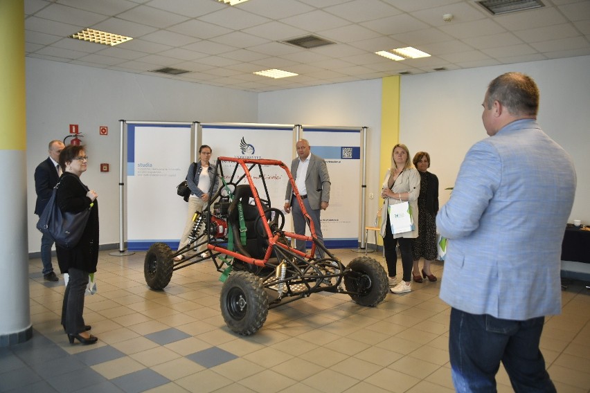 Oficjalny debiut pojazdu elektrycznego z panelem fotowoltaicznym. To dzieło studentów i wykładowców radomskiej uczelni. Zobacz zdjęcia