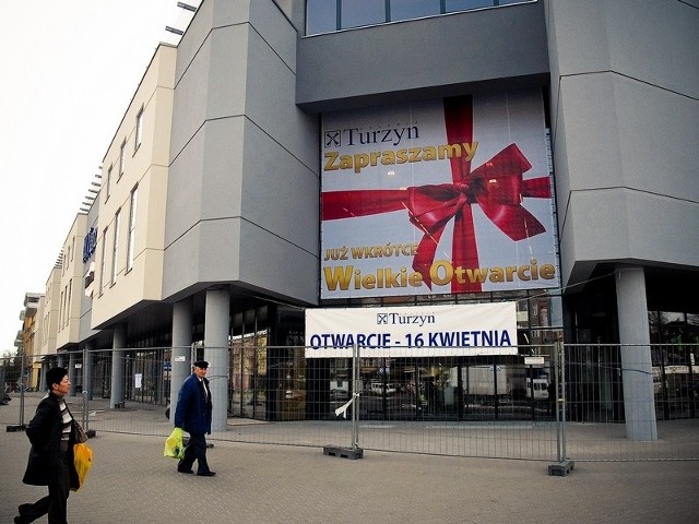 Tak prezentuje się z zewnątrz Centrum Handlowe Turzyn, dzieło rodzimych kupców. Otworzy swe podwoje 16 kwietnia.