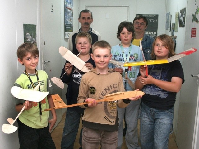 Chłopcy z dumą prezentują własnoręcznie zrobione modele samolotów.