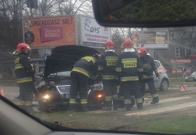 Auto uderzyło w słup sygnalizacji.