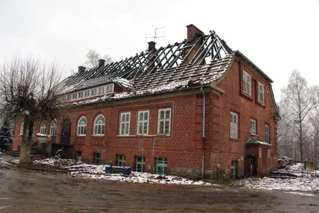 Ogień doszczętnie strawił poszycie dachu ośrodka. Starty szacuje się na ponad 100 tys. zł.