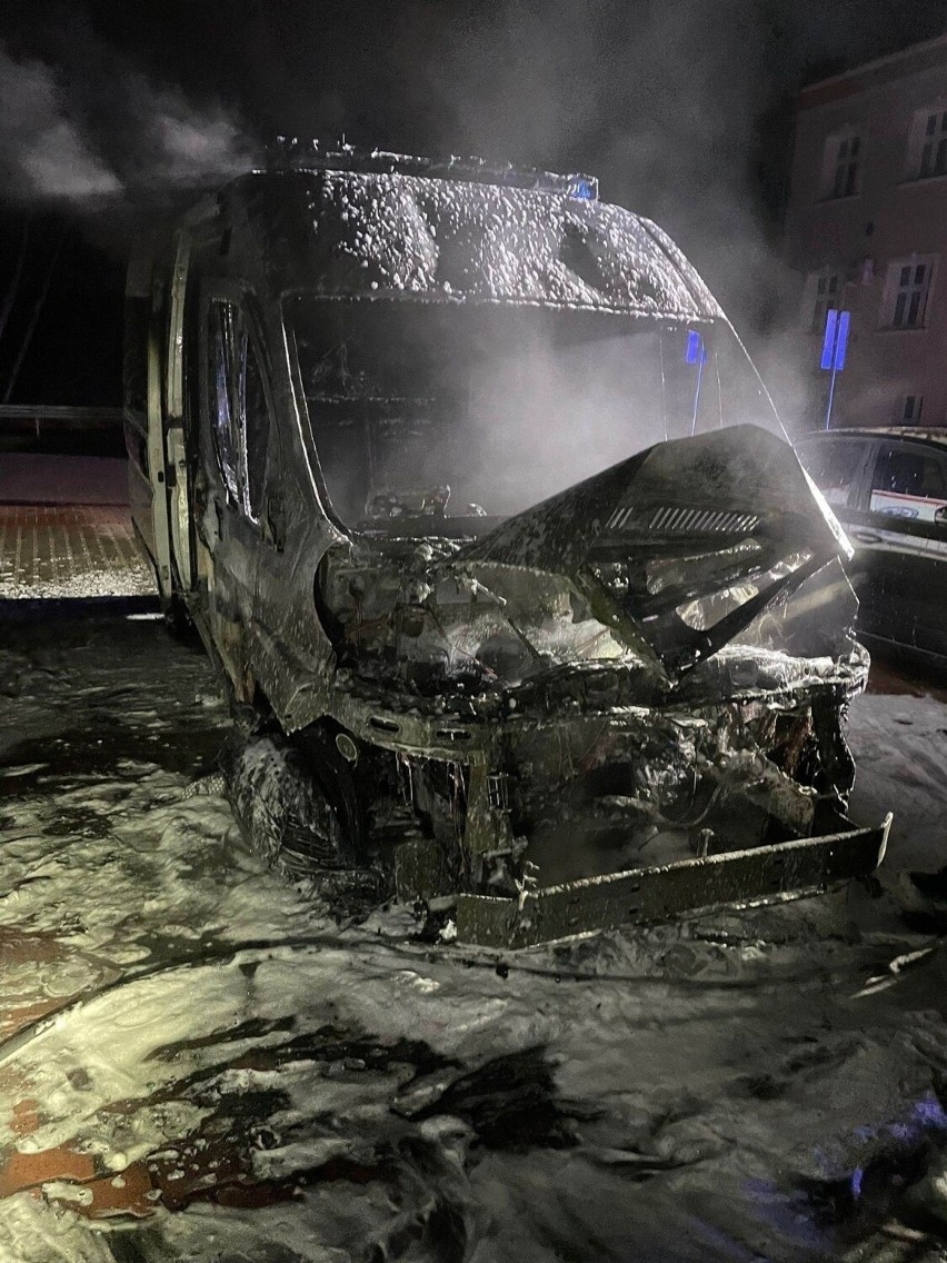 Pożar pojazdów Radłowie. Spłonęła karetka od Śląskiego Konwoju Dla Ukrainy