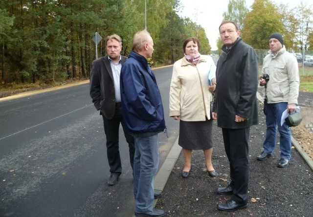 Odbiór techniczny ul. Leśnej. Drugi od prawej burmistrz Sylwester Lewicki.