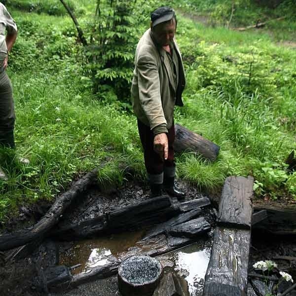 - Skosztujcie tej wody - radzi Adam Cichoń. Woda ma dziwny...