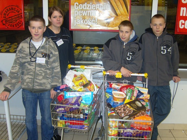 Młodzież zbierała żywność w strzeleńskich marketach. Na zdjęciu: Mateusz Furmańczyk jeden z wolontariuszy.