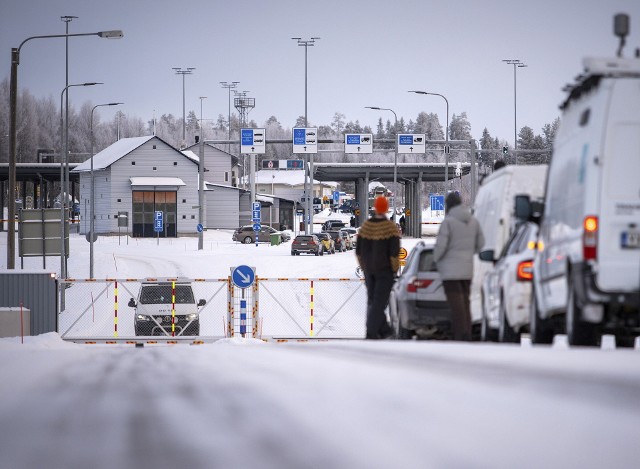 W listopadzie do fińskiej wschodniej granicy dotarło ok. 700 osób bez odpowiednich dokumentów, głównie z Syrii, Somalii, Jemenu i Iraku.