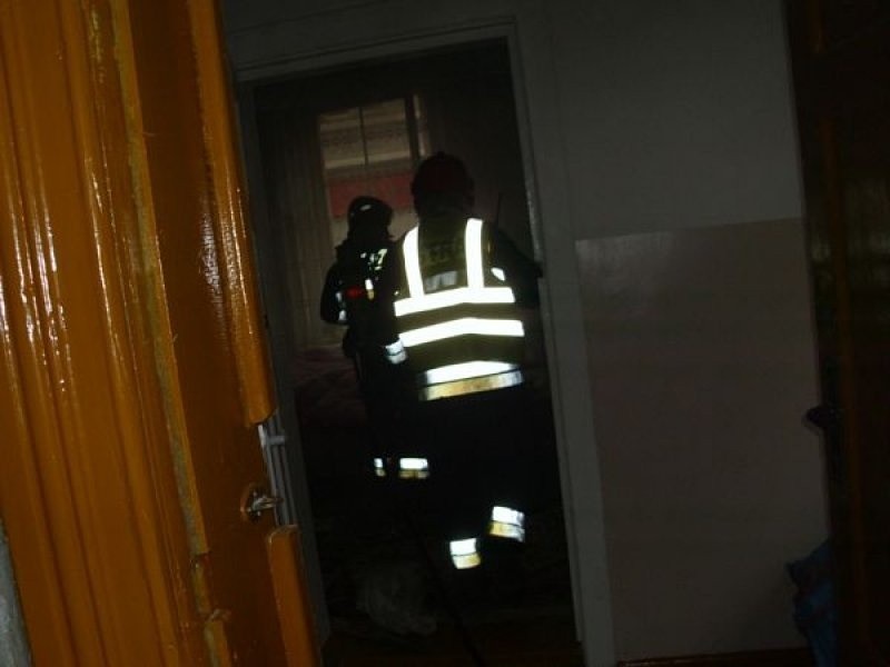 Pożar w mieszkaniu. Widać było przez okna, jak palą sie meble [FOTO]