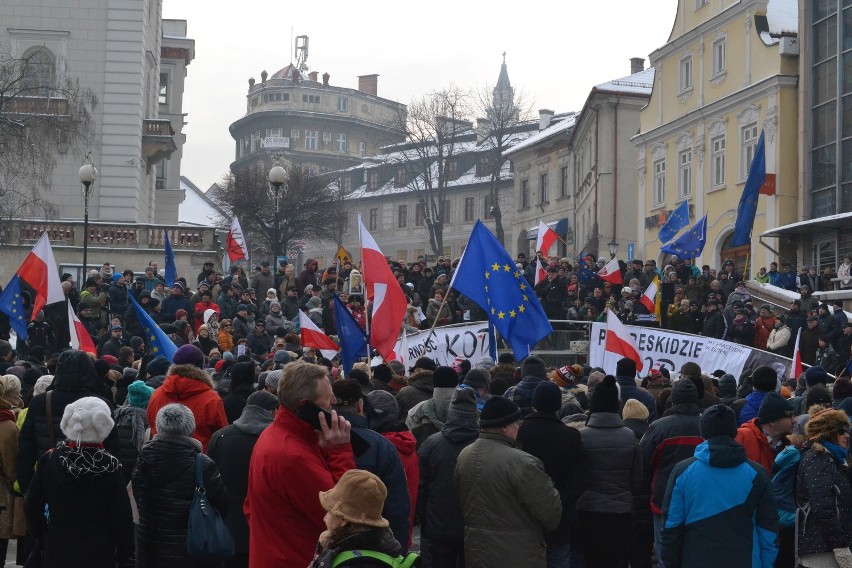 Manifestacja KOD w Bielsku-Białej. Mróz, demokracja, narodowcy i... poseł Pięta [ZDJĘCIA]