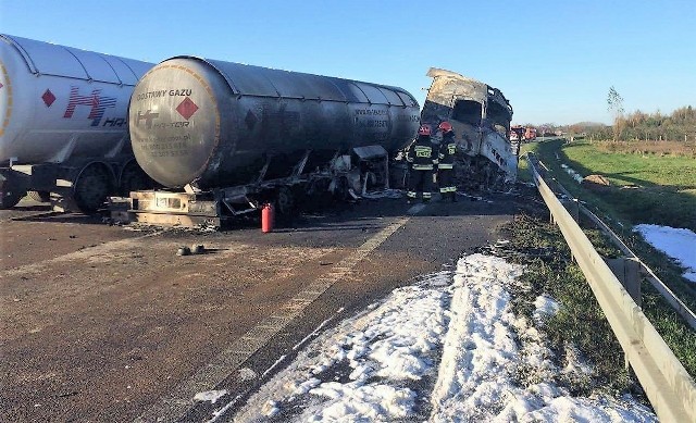 Zderzenie osobówki z cysterną na DK50 w Chynowie. Jedna osoba nie żyje.