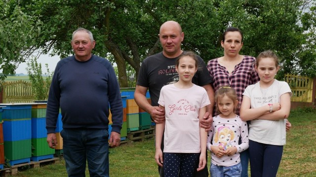 Dorota i Stanisław Przęzak z córkami i tatą rolnika - Mirosławem w swoim gospodarstwie.