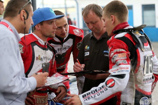 Trener Jacek Woźniak ( w ciemnej bluzie) w rozmowie z Mateuszem Szczepaniakiem, Marcinem Jędrzejewskim  i Szymonem Woźniakiem