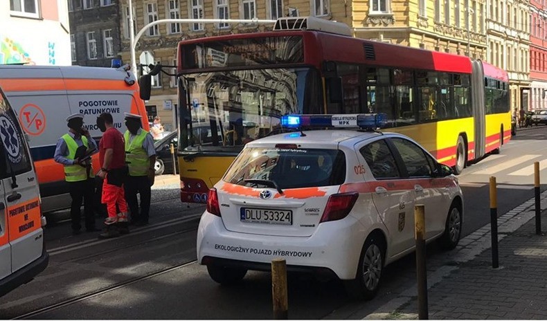 Wypadek na Chrobrego. Autobus MPK zderzyły się z fordem