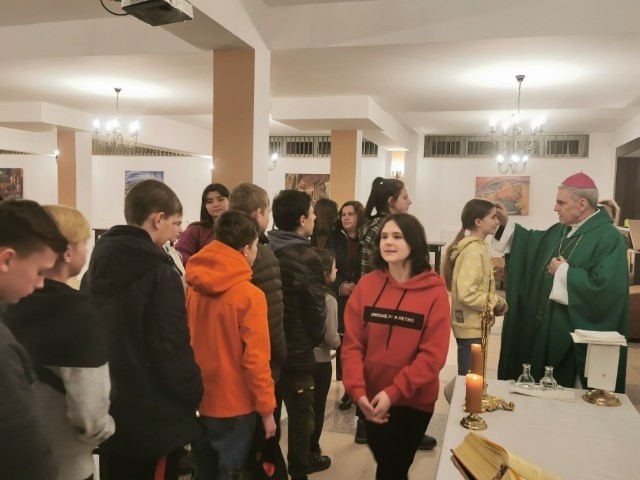 Dzieci cudem wywiezione spod rosyjskich bomb trafiły do diecezji sandomierskiej. Biskup Nitkiewicz odprawił mszę w języku ukraińskim