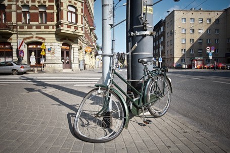 Na ul. Piotrkowskiej. Rowerzystka uderzyła w auto 