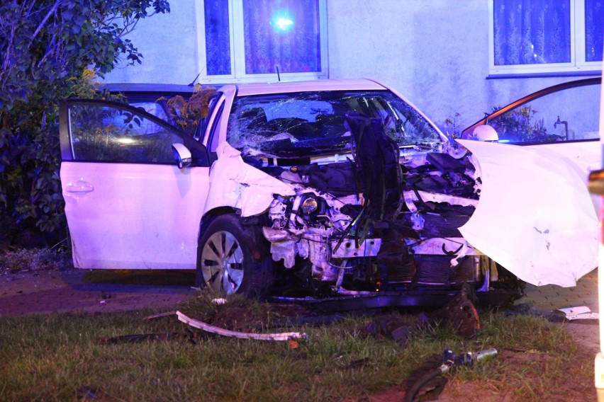 Policjanci ustalają dokładny przebieg zdarzeń. W wypadku...