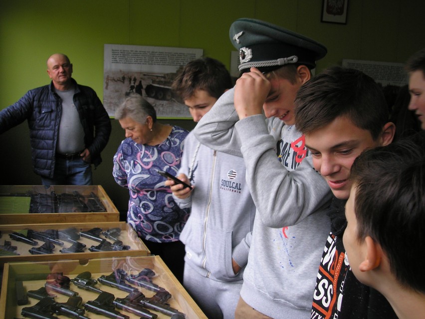 Boguty-Pianki. Spotkanie kolekcjonersko-historyczne. Dużo wojennych pamiątek i eksponatów na wystawie w Gminnym Ośrodku Kultury i Sportu