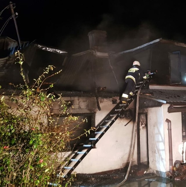 Jedna osoba zginęła, jedna osoba poszkodowana w pożarze domu rodzinnego w miejscowości Mrzygłód niedaleko Sanoka. Mimo reanimacji 55-latka, życia mężczyzny nie udało się uratować. Przyczyna pożaru nie jest znana.