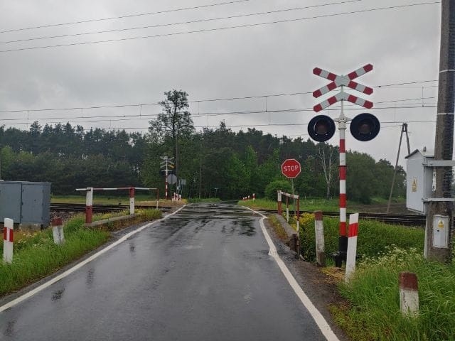 Przejazd kolejowy w Otorowie, gdzie w niedzielę doszło do kolizji osobowego auta z pociągiem.