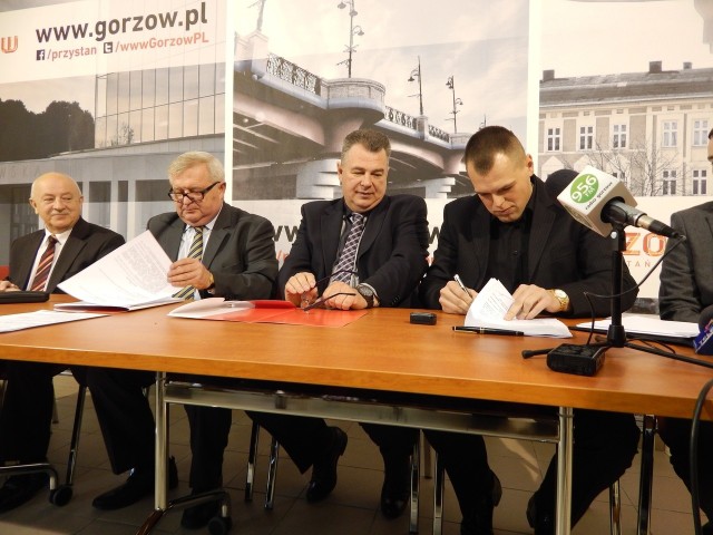 Umowę z wykonawcą podpisał prezydent Tadeusz Jędrzejczak (drugi z lewej)