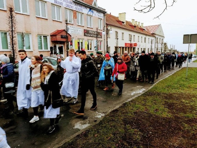 Stowarzyszenie Unitis Viribus było głównym organizatorem orszaku, który przejdzie ulicami Radziejowa.Ze Słońca na dach, a potem do żarówki - kuszące pragnienie, by zainteresować się fotowoltaiką;nf Do tego przedsięwzięcia zaangażowało się wiele osób, dorosłych, dzieci i młodzież. Orszak wyruszył po mszy w południe spod Sanktuarium Maryjnego, powędrowal ulicami Radziejowa do kościoła farnego. Po drpdze obejrzeliśmy tradycyjne jasełka.