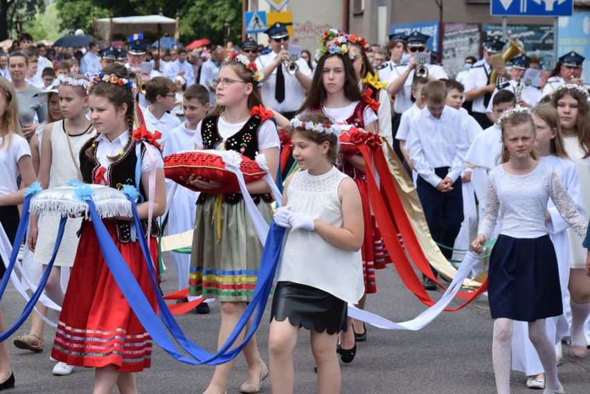 Boże Ciało 2020 w Ostrołęce. Procesja Bożego Ciała w parafii pw. Nawiedzenia Najświętszej Maryi Panny (fara). 11.06.2020. Zdjęcia