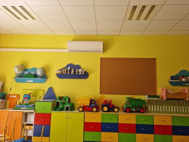 Klimatyzacja pojawia się w kolejnych placówkach edukacyjnych oraz w bibliotece na terenie gminy Psary Zobacz kolejne zdjęcia/plansze. Przesuwaj zdjęcia w prawo - naciśnij strzałkę lub przycisk NASTĘPNE
