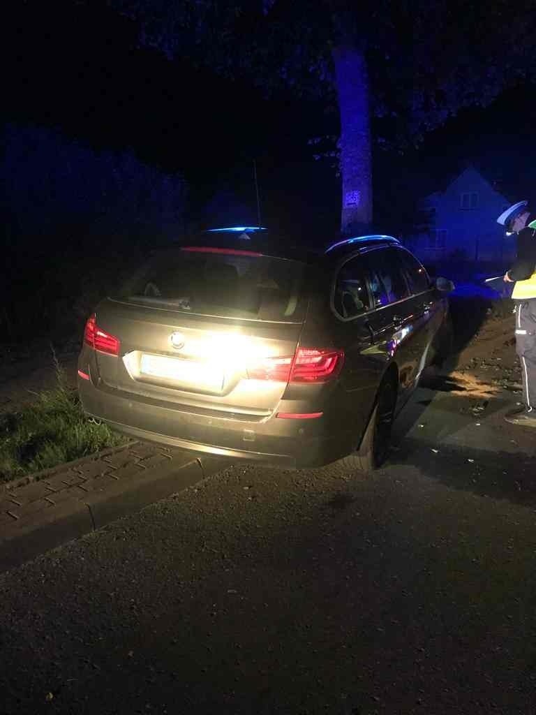 Kierowca BMW uderzył w drzewo