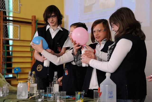 Doświadczenia chemiczne w szczecinskich szkolach