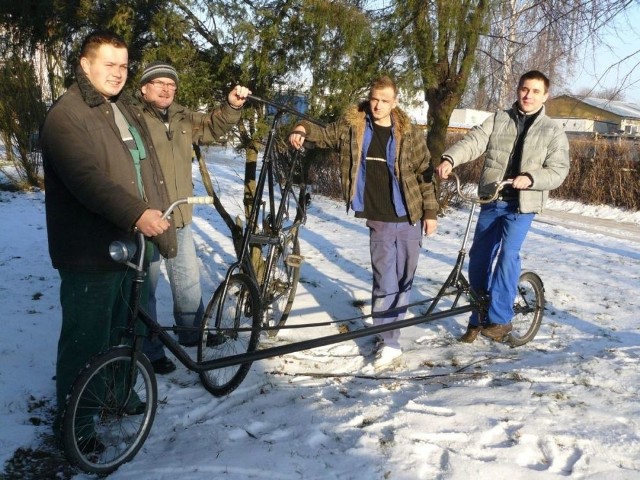 - Rowery są oryginalne i można na nich jeździć - mówią konstruktorzy: Mateusz Chrzanowski (od lewej), Krzysztof Burzyński, Darek Dymianowski i Adam Olejniczak.