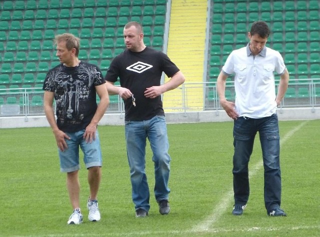 Mirosław Kalita (z prawej, obok od lewej szefowie piłkarskiej spółki: Mariusz Szymański i Grzegorz Zając) nie jest już trenerem Stali Stalowa Wola.  