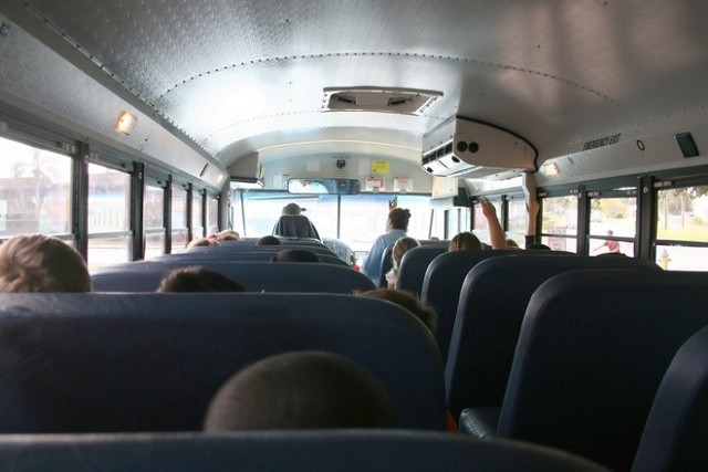 Na drogach powiatu żnińskiego niektóre autobusy dowożące dzieci do szkół są niesprawne!