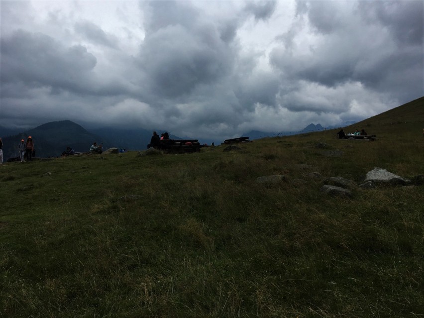 Tatry. Turystów na górskich szlakach jest sporo, ale tłumów (na szczęście) nie spotkamy