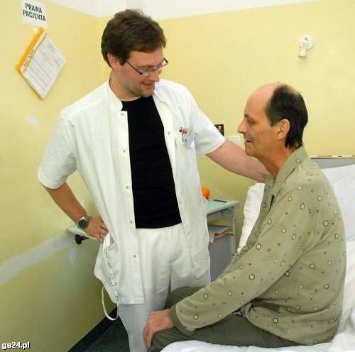 - Jeszcze nie wierzę, że żyję - mówi Zbigniew Ługiewicz (na zdjęciu z dr. Konradem Jaroszem, anestezjologiem transplantacyjnym).