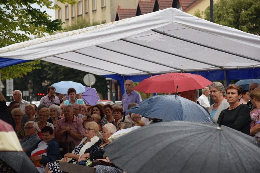 Seniorzy na koncercie Waweli. Krzeszowickie integracje z tańcami przed sceną [ZDJĘCIA]