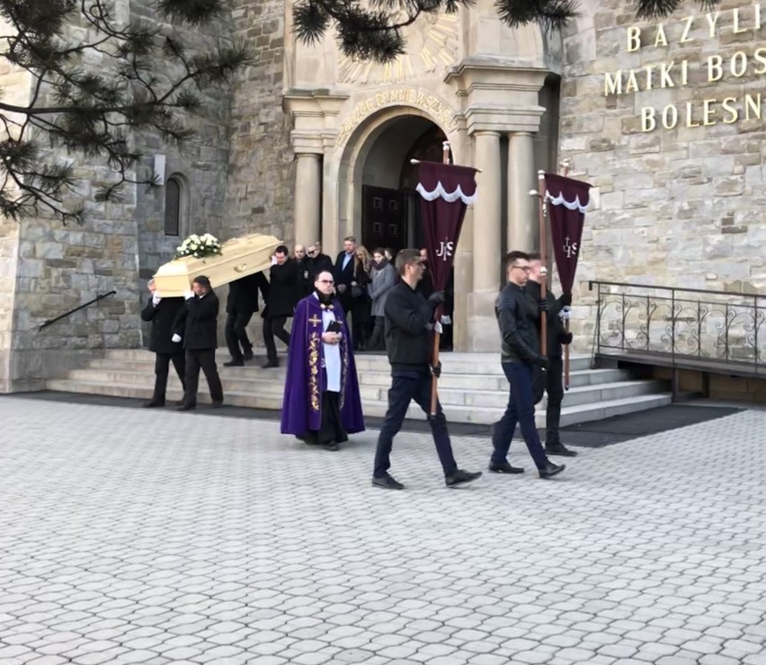 Limanowa. Tłumy pożegnały Justynę. Życie zgasło w niej zdecydowanie za wcześnie [ZDJĘCIA] [27.01.]