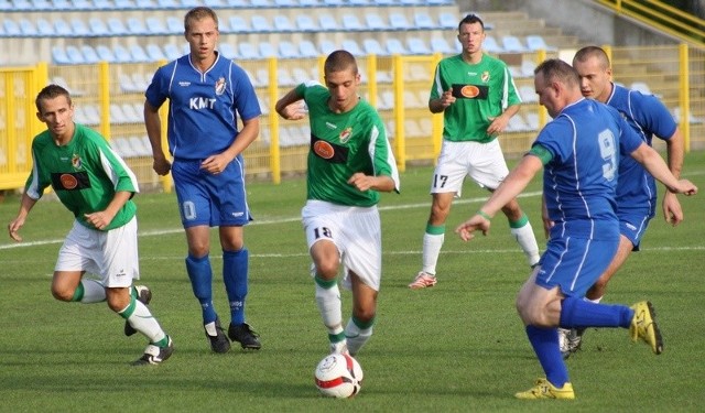 Daniel Wiśniewski (przy piłce) zdobył dla rezerw Gryfa 95 w meczu z kibicami cztery gole. Wszystkie w pierwszej połowie.