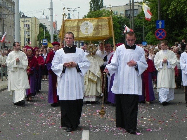 Procesji Bożego Ciała przewodniczył bp Stefan Regmunt