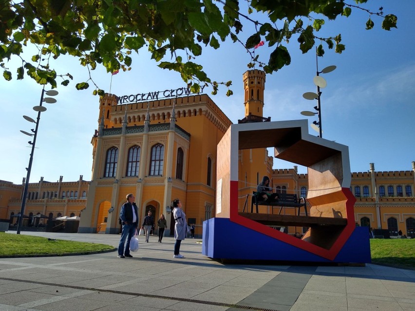 Patriotyczna ławeczka we Wrocławiu stanęła obok Dworca...