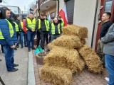 Ogólnopolski protest rolników. Obornik i gnojowica pod biurem Polski 2050 w Białymstoku. Rolnicy chcieli spotkać się z parlamentarzystami