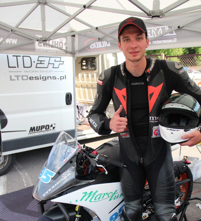 Koszalinianin Mateusz Wąsowski ukończył sobotnie wyścigi drugiej rundy Pucharu Polski Pit Bike SM odpowiednio na czwartym i trzecim miejscu. W zawodach na toruńskiej Awix Racing Arenie 23-latka sklasyfikowano tuż za podium klasy Super Pit, na czwartej pozycji. Triumfator cyklu sprzed dwóch lat i lider tegorocznej tabeli po zwycięstwie w pierwszej rundzie w rodzinnym Koszalinie, młody motocyklista startował do wyścigów w Toruniu z wywalczonej kwalifikacjach drugiej pozycji. Pierwszy wyścig ukończył następnie na czwartym miejscu, finiszując z grupie walczącej o drugą lokatę, z którą rozminął się o mniej niż pół sekundy. W drugim wyścigu koszalinianin był trzeci, dzięki czemu w klasyfikacji zawodów zrównał się punktami ze zdobywcą trzeciego miejsca, ale stosunkiem wyników w poszczególnych wyścigach został sklasyfikowany tuż za podium, na czwartej pozycji. Dzięki kolejnym cennym punktom 23-latek jest drugi w klasyfikacji generalnej Pucharu Polski Pit Bike SM klasy Super Pit, ze stratą zaledwie sześciu oczek. Trzecia z pięciu rund Pucharu Polski odbędzie się 6 lipca w Radomiu, z kolei już w najbliższy weekend Mateusz wystartuje w drugiej rundzie motocyklowego Pucharu Polski Sport 300 na torze w Poznaniu. - To był dla mnie bardzo trudny weekend - powiedział Mateusz Wąsowski, dosiadający motocykla YCF. - W pierwszej sesji treningowej zaliczyłem bolesną wywrotkę, a później miałem trochę problemów technicznych, ale choć nie czułem się całkowicie komfortowo na motocyklu, byłem w stanie zakwalifikować się do startu na drugiej pozycji, a następnie w obu wyścigach walczyć w czołówce i sięgnąć po cenne punkty. Nie jestem do końca zadowolony, bo chcę w tym roku regularnie walczyć o zwycięstwa, ale zawody w Toruniu pokazały mi, co jeszcze mogę poprawić. Sobotnie wyścigi rozpoczęły dla mnie bardzo pracowity miesiąc. Już w najbliższy weekend wracam do Poznania na kolejne wyścigi Pucharu Polski klasy Sport 300, podczas których będę chciał zrobić kolejny krok w kierunku podium - podsumował.Zobacz także Magazyn Sportowy GK24 (10.06)