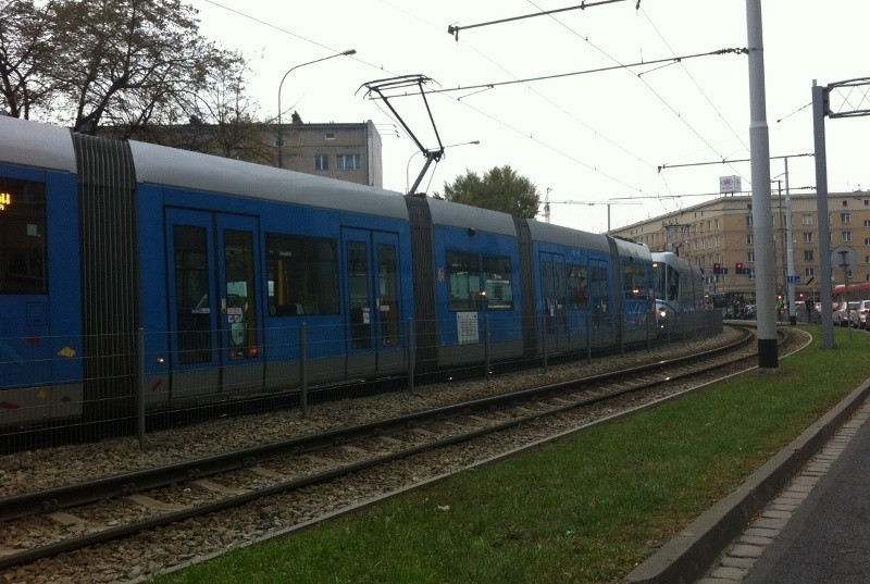 Wrocław: Zderzenie tramwaju z autem na Piłsudskiego (ZDJĘCIA)