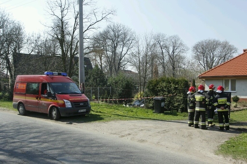 Mały fiat przeleciał przez ogrodzenie. Kierowca nie żyje (ZDJĘCIA)